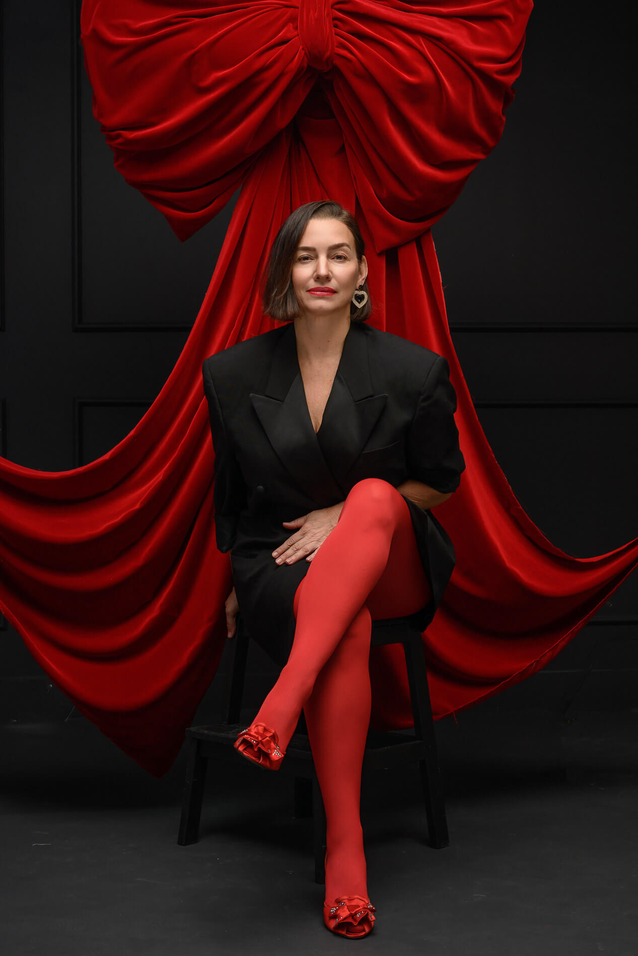 Holiday mini session with a big red bow